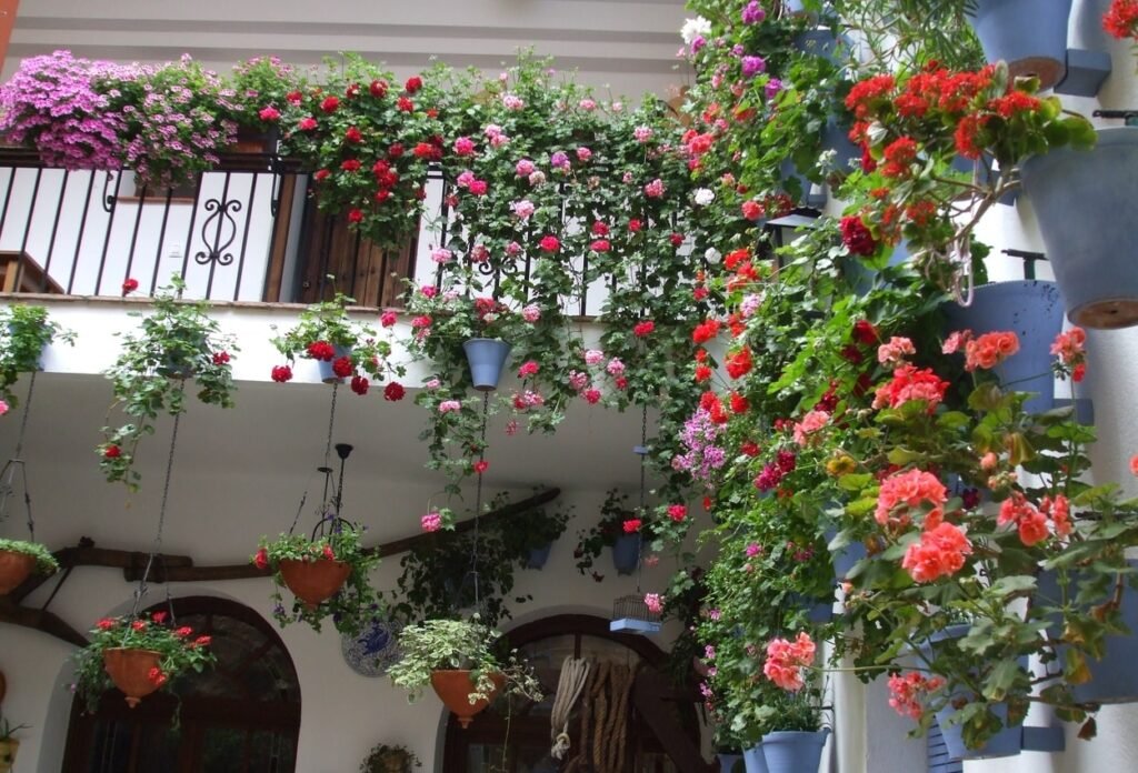 Jardín con Macetas Colgantes